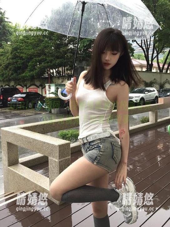 GIRLT果团网 - 探索何嘉颖的校服写真，无圣光视角下的青春故事