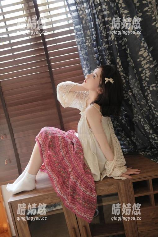 GIRLT果团网 - 甜Abby最新灰丝私拍套图，完美融合清纯与诱惑