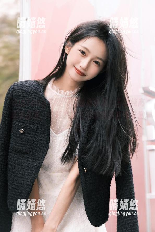 HuaYang花漾-王雨纯 HuaYang花漾 - 总裁和职员:王雨纯高清作品集,诠释职场生活的酸甜苦辣与激情
