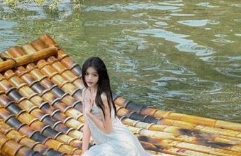 HuaYang花漾 – 私拍之美：玥儿玥er在校园中的图片揭示青春的真实