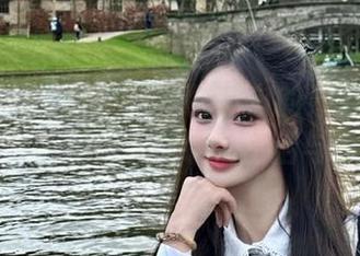 IMiss爱蜜社 – 一窥酥小白的办公室写真图册：独特视角下的职场生活与瞬间捕捉