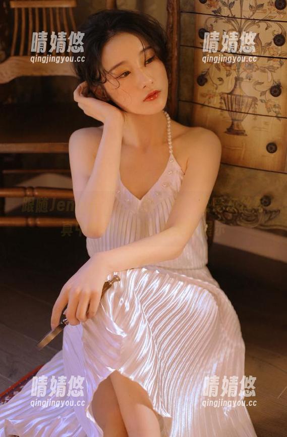 跟随Jenny(정제니)的步伐，感受灰丝写真中的神秘与诱惑美图展示