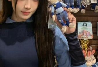 MFStar模范学院 – 走进Lingyu女王的私房美图，探索她优雅与大胆的完美结合！