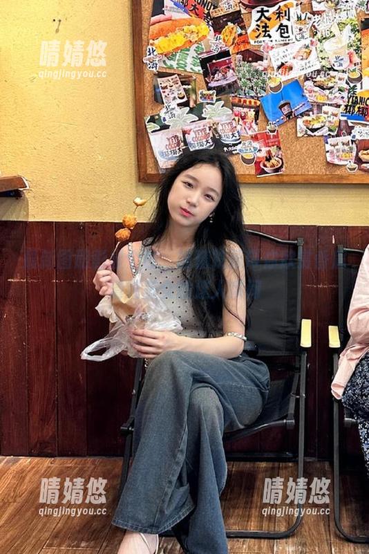 最新图册彰显个性，喵糖映画带你欣赏香肩清纯美女的迷人瞬间