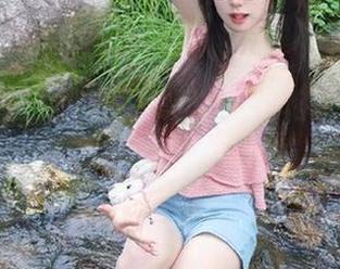 感受慕丝女郎私房美图，粉色格子短裙诠释可爱与优雅