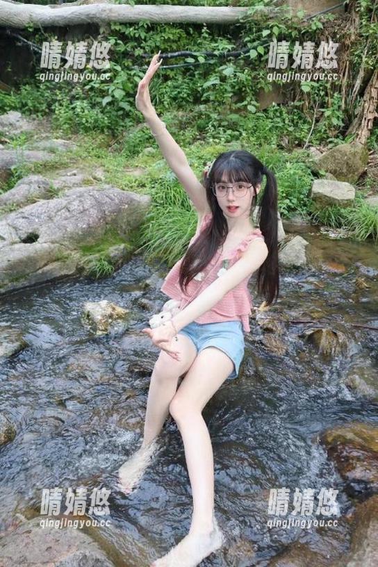 感受慕丝女郎私房美图，粉色格子短裙诠释可爱与优雅