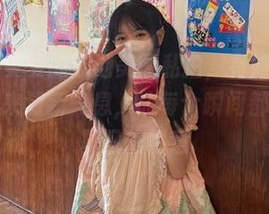 Seele麦麦的泳池美图私拍，有如潮水涌动般带来清新气息，让每个瞬间都浸透了夏日的惬意