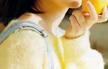 在Sonson(손손)的泳衣写真中，原图告诉你：泳池是时尚的战场，清凉中藏着无尽魅力！