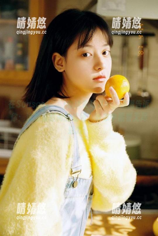 在Sonson(손손)的泳衣写真中，原图告诉你：泳池是时尚的战场，清凉中藏着无尽魅力！