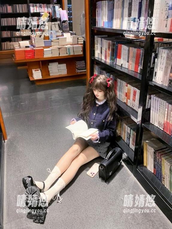 TGOD推女神 - 点击观看：潇同学的美脚高清写真，展现出无与伦比的时尚感