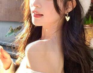 TouTiao头条女神 – 娜依灵儿的精美套装作品，快来网盘下载与好友分享吧
