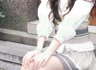 UGirls尤果网 – 一只香蕉船带来的美腿在线写真，快来下载原图，感受风格的多样魅力！
