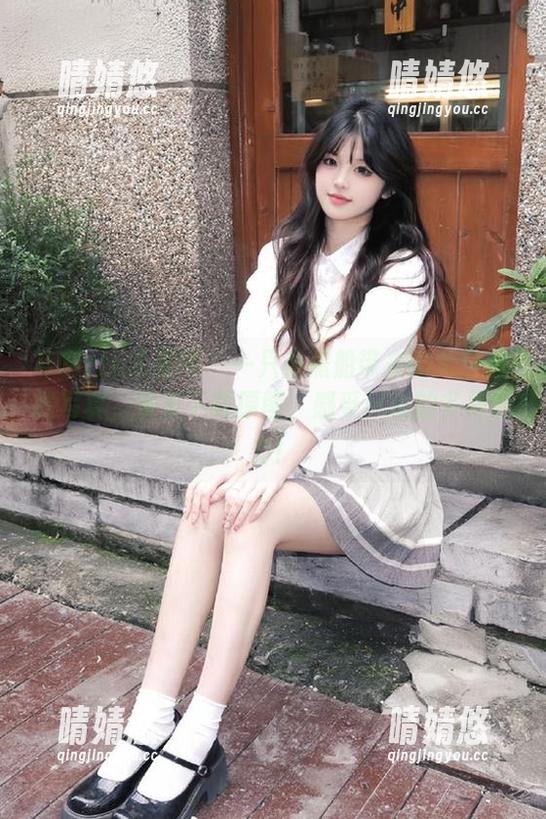 UGirls尤果网 - 一只香蕉船带来的美腿在线写真，快来下载原图，感受风格的多样魅力！