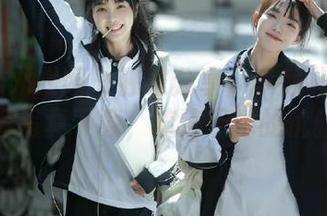 UGirls尤果网 – 独家分享：李颜儿美脚全套写真下载，流连于她的优雅