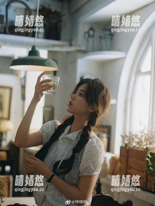 UGirls尤果网 - 瞩目登场！温鈊怡个性睡衣图包，丰富资源一键获取，别错过！