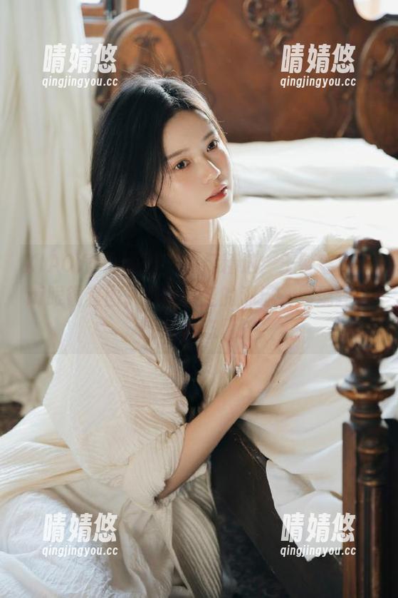 XIAOYU语画界 - 热门精选：王馨瑶yanni眼镜套图，穿越时空的潮流，展现独特的时尚态度！
