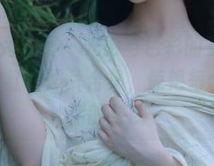 Xiuren秀人网 – 光影与色彩的交融：Egg尤妮丝红裙照片合集，惊艳每个热爱生活的灵魂