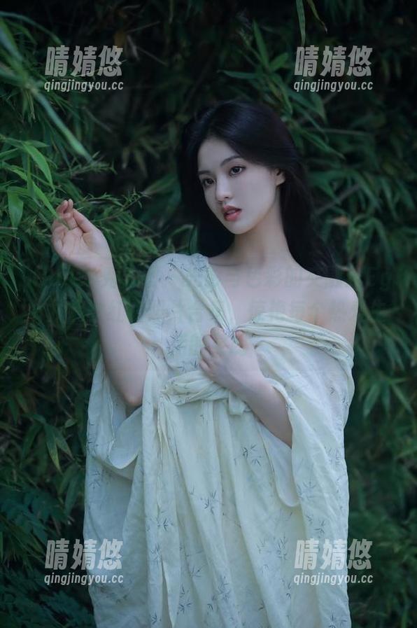 Xiuren秀人网 - 光影与色彩的交融：Egg尤妮丝红裙照片合集，惊艳每个热爱生活的灵魂
