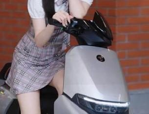Xiuren秀人网 – 周大萌最新高跟鞋写真原图，揭示高跟鞋与女性魅力的完美结合