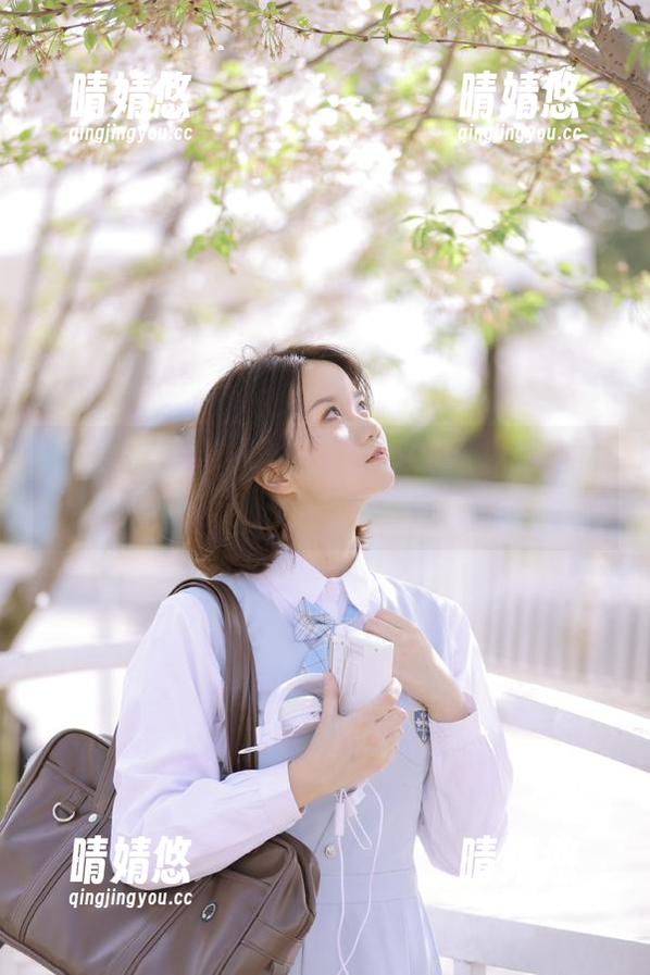 Xiuren秀人网 - 唐翩翩天台写真原图，展现她独特的气质与风格