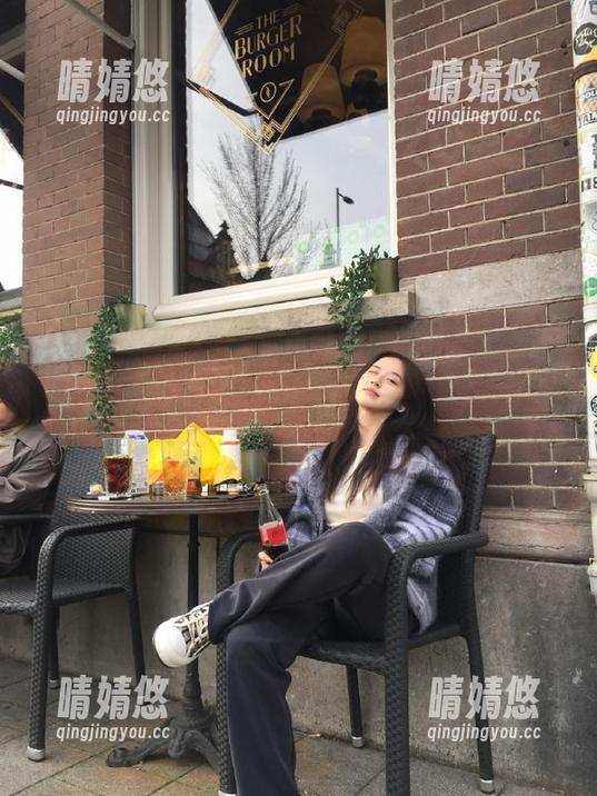 Xiuren秀人网 - 沉浸在美食中，拍黄瓜girl厨娘带来的写真作品让人心动不已！