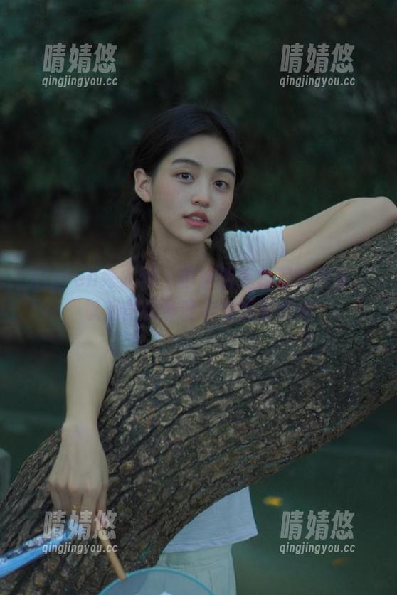 Xiuren秀人网 - 李梓熙纯白写真作品，以光影勾勒青春的美丽瞬间