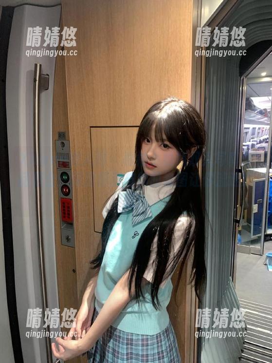Xiuren秀人网 - 柚柚小奶瓶双人写真作品集合：深度原图与绚丽套图让你流连忘返！