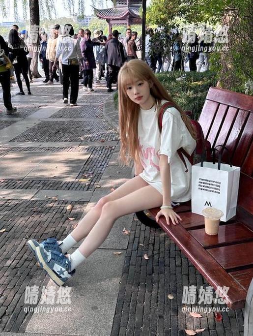 Xiuren秀人网 - 品味猫咪巨臀妹妹的牛仔裤写真，精选展现她对生活的热爱与追求