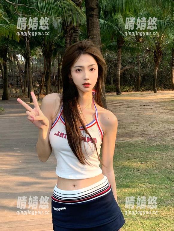 Xiuren秀人网 - 王伊纯黑色私房写真：时尚与妩媚的完美交融，胆量大挑战！