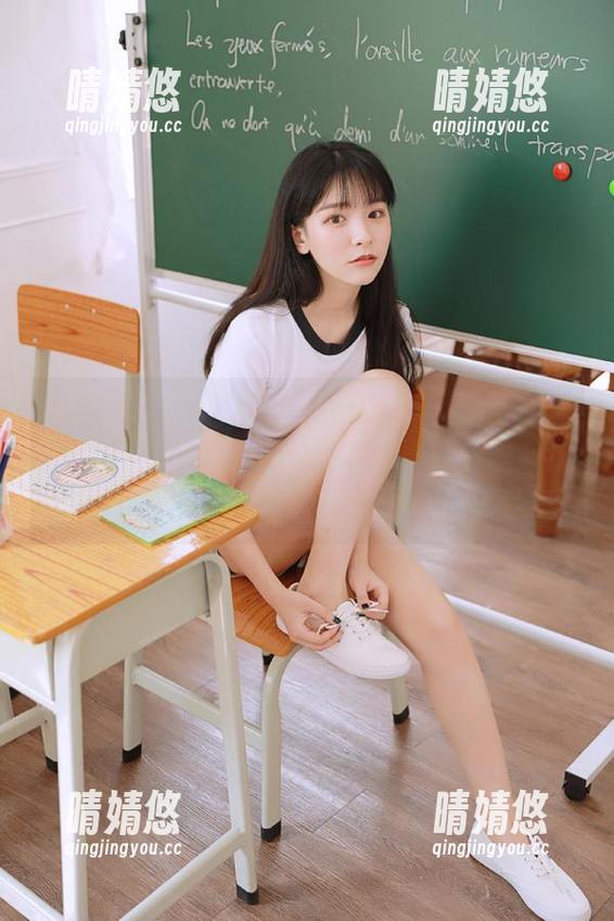 Xiuren秀人网 - 王馨瑶yanni无圣光泳衣套图，穿梭在夏季海滩与泳池的诱惑魅力