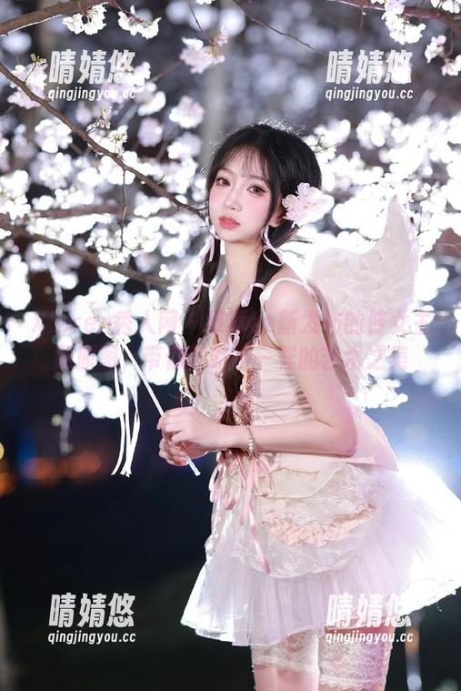 Xiuren秀人网 - 草莓zz新发布的修女主题原图，带你领略不一样的艺术之美