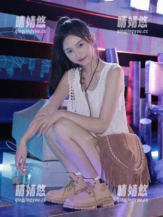 YouMi尤蜜荟 - 用心感受little贝壳自拍的魅力，分享她最新套图的独特风格