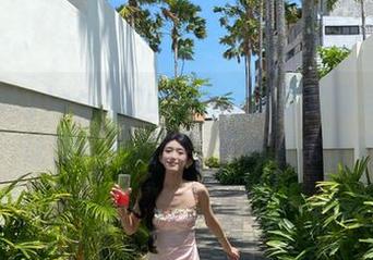 beautyleg – Queenie泳池套图与你分享，让我们一起沉浸在迷人水景中！