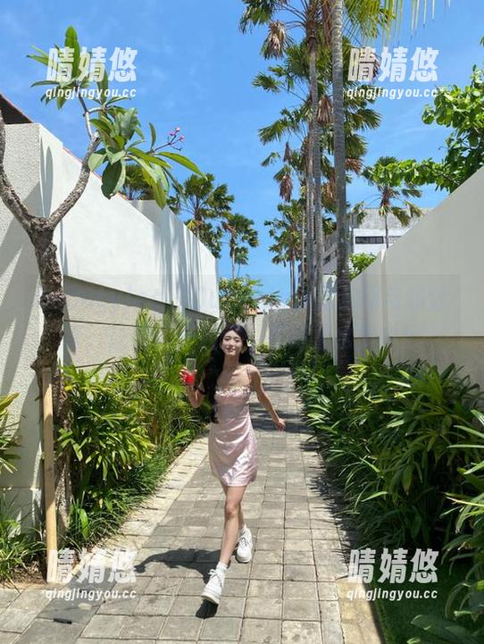 beautyleg - Queenie泳池套图与你分享，让我们一起沉浸在迷人水景中！