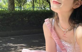 深入shimo霜月的吊带写真资源，探索背后的故事与情感