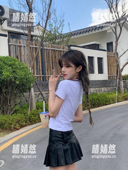 微密圈 - 高清蓝色蕾丝包臀裙套图：不爱笑的赛琳展现神秘气质