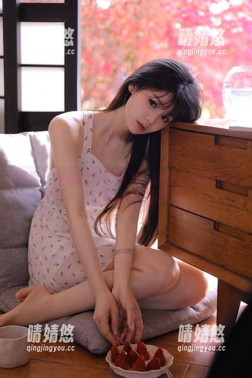 丽柜 - 伊园的粉色魅力：让高清写真为你打开一个色彩缤纷的奇幻世界！