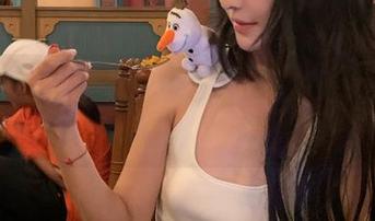 丽柜 – 走进小璐璐的泳池世界，观看她的写真原图，体验夏日的热力四射！