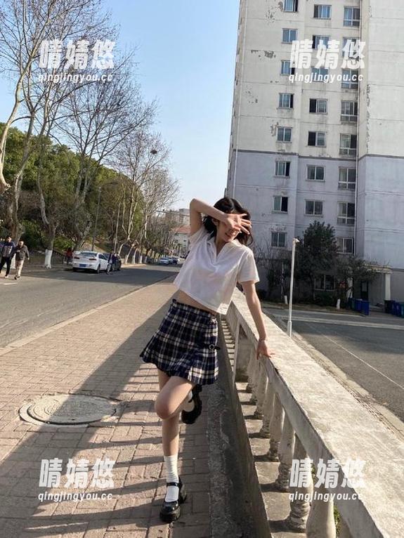 丽柜 - 文静泳池写真，潜入蓝色梦境中的璀璨时刻