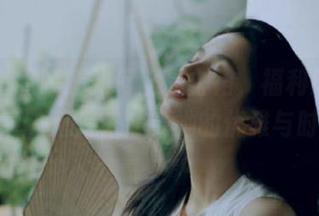 丽柜 – 看晴晴如何诠释白裙，福利原图一并分享，赶紧来感受她的优雅与时尚！