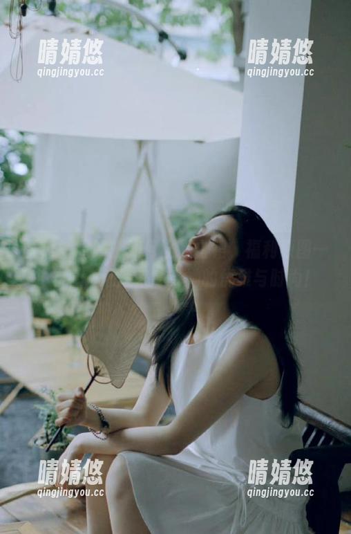 丽柜 - 看晴晴如何诠释白裙，福利原图一并分享，赶紧来感受她的优雅与时尚！