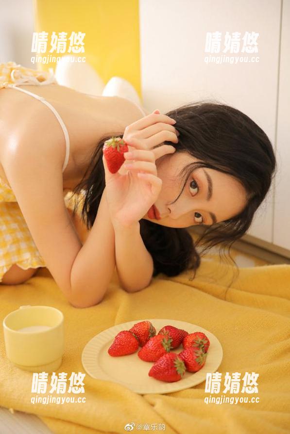 丽柜 - 沉浸在英子的作品中：妹妹的私拍资源让心灵得到放松