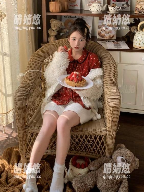 丽柜 - 一场视觉盛宴：揭秘“菲菲”私拍礼服图包中的时尚密码！