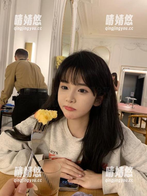于芷晴 微密圈 - 于芷晴的眼镜写真分享,记录了青春的慵懒与优雅瞬间