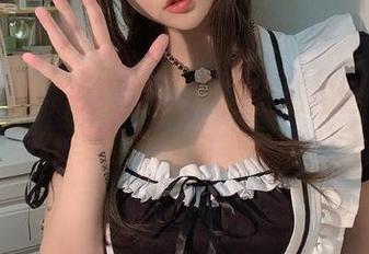 依依超级懒倾情呈现jk制服私拍合集，梦幻与现实的完美交融。
