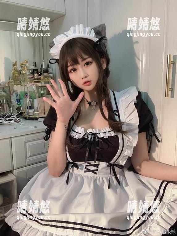 依依超级懒倾情呈现jk制服私拍合集，梦幻与现实的完美交融。