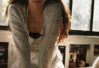 克拉女神 – 免费欣赏慕菲的白色写真作品：美丽与纯粹并存