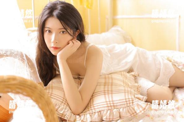 喵糖映画独家私拍图包：探索她.JK制服的无限魅力