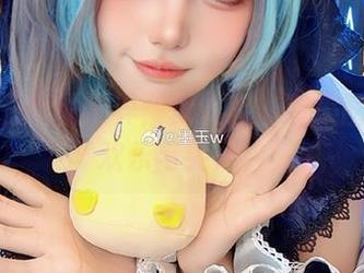 潜入墨玉M的世界：紫式部泳装美图带来的欢乐与笑声！