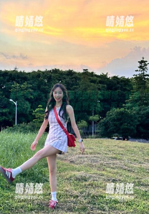 头条女神 - 记录杨曼妮的温柔瞬间：这组写真作品集展现了她最真实的一面与独特魅力。
